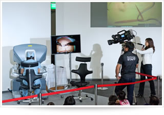 内視鏡手術支援ロボット「ダビンチ」の実演